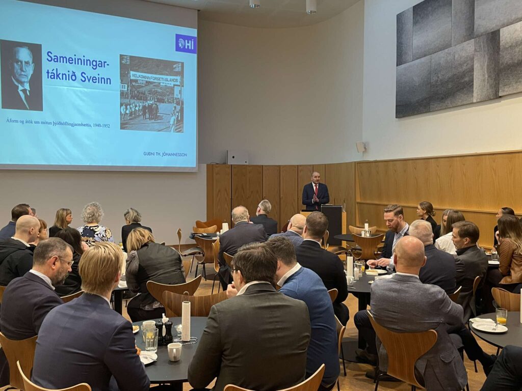 Sameiningartáknið Sveinn Björnsson fundargestir