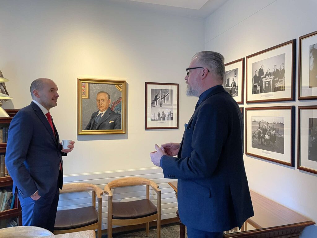 Í Sveinsstofu. Guðni Th. Jóhannesson ásamt Gunnar Sturlusyni