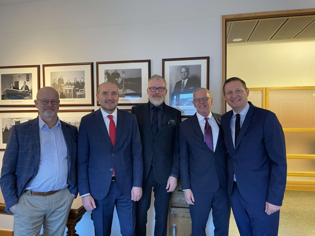 Guðni með nokkrum liðsmönnum LOGOS. Frá vinstri: Bjarnfreður H. Ólafsson, Gunnar Sturluson, Mark Maghie og Benedikt Egill Árnason.