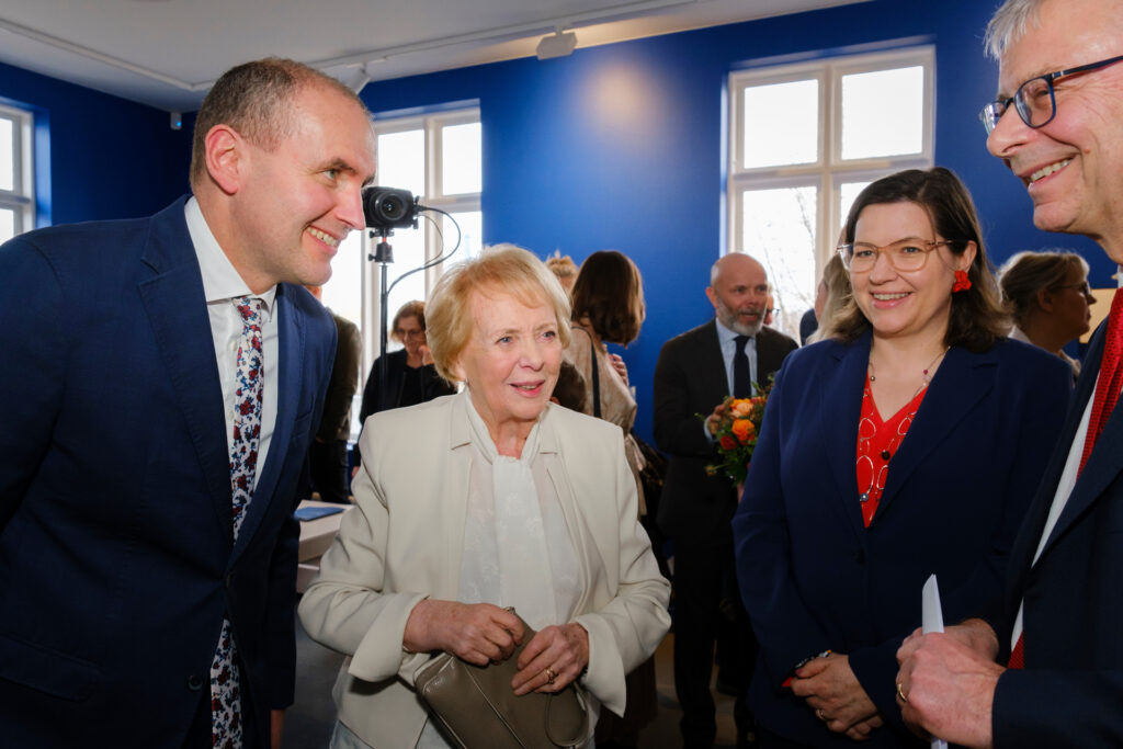 Vigdís Finnbogadóttir, Guðni Th. Jóhannesson, Eliza Reed og Jón Atli Benediktsson í bakgrunn má sjá Baldur Þórhallsson