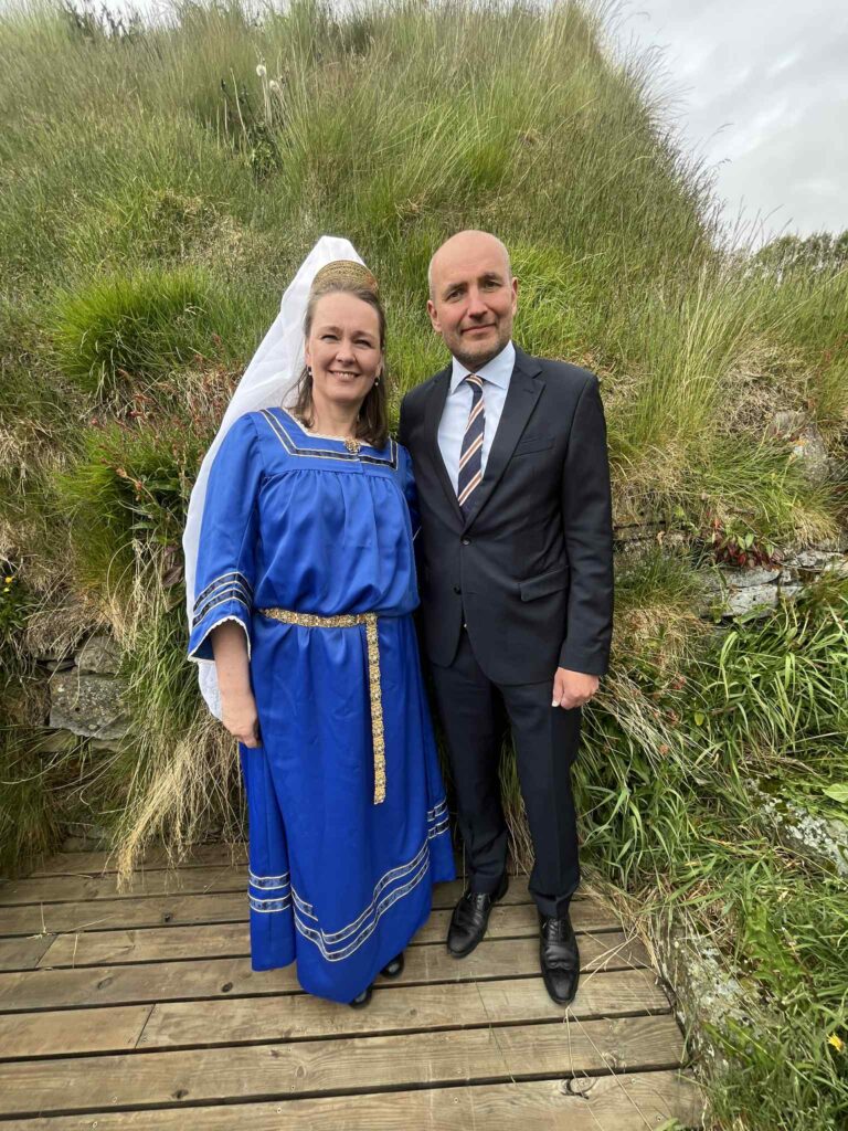 Erna Höskuldsdóttir og Guðni. Ingunn er í fallega bláum faldbúningi með krókfalds höfuðbúnaði.