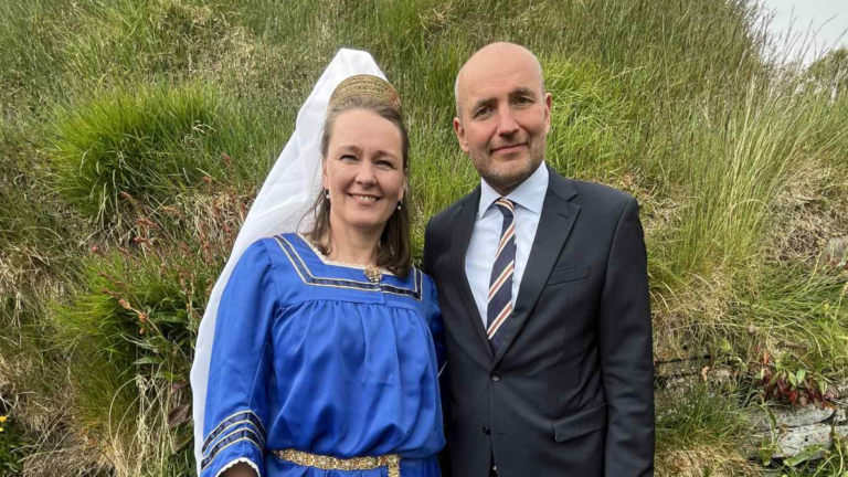 Með fjallkonunni á Hrafnseyrarhátíð, Ernu Höskuldsdóttir, skólastjóra grunnskólans á Þingeyri. Hún flutti ljóðið Íslands æviskeið eftir Ingunni Snædal.