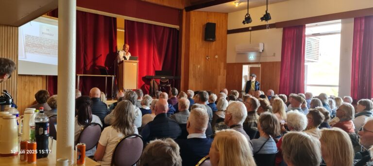 Gestir í sal á hátiðinni. Guðni í púlti.