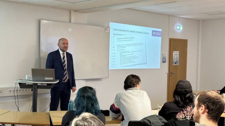 Guðni Th. Jóhannesson heldur fyrirlestur við Háskólasetur Vestfjarða 1. desember 2025.